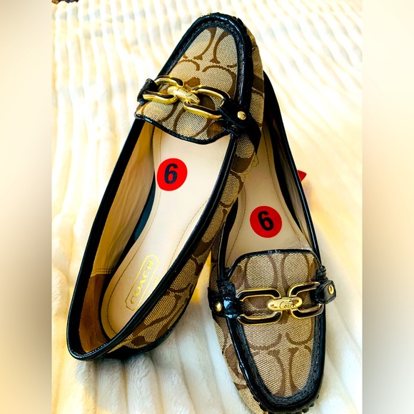 COACH PERRI NWOT GORGEOUS DRIVING MOCCASINS FLATS GOLD HARDWARE SIGNATURE COACH - Picture 1 of 6
